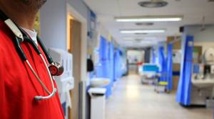 4,500名退休的医生和护士已经报名参加了返回NHS