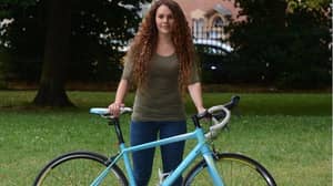 女人在网上发现自己的自行车从小偷那里偷回自行车