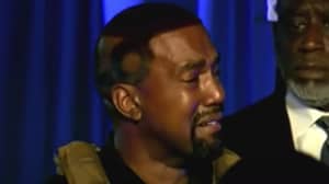 坎耶·韦斯特（Kanye West）在他的第一次美国总统竞选集会上流泪
