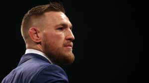 录像曲面显示Conor McGregor'Pub中的冲床'