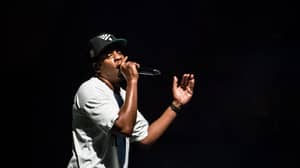 Jay-Z看到她的标志要求拥抱，邀请癌症幸存者的粉丝在舞台上
