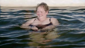 追逐的安妮·海格蒂（Anne Hegerty）在有争议的场景中与海豚一起游泳后对批评作出回应