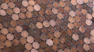 理发师用7万枚1便士硬币做自己的地板