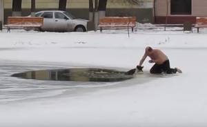 赤膊英雄风险一切，以便在冷冻池塘拯救搁浅的狗