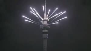 焰火照亮新西兰的天空，迎接新年的到来