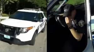 在使用手机时，警察在车里击中骑自行车者
