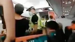 易捷航空乘客拒绝戴口罩后被警察护送下飞机