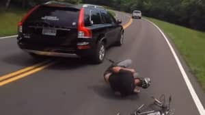沃尔沃司机在赛车前残酷地将骑自行车的人击倒