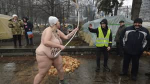 在乌克兰议会外被捕的裸体女子身上写着“滚远点”