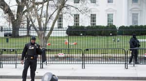 人在白宫外面受到“自我射击的枪支伤口”