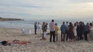 女人在澳大​​利亚的一场婚礼上距离晒日光浴仪