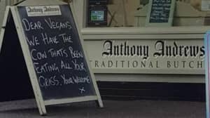 素食主义者在德比郡屠夫商店外面的“奇齿琴”标志愤怒