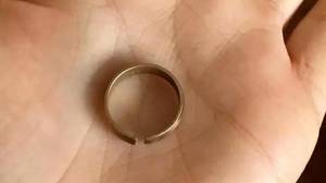 愤怒的妻子发现她的“18ct金”结婚戒指断裂时是黄铜赝品