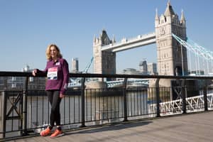 第一个竞争马拉松竞赛的女性在伦敦今天跑了71岁