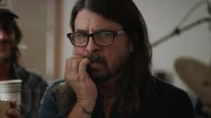 Foo Fighters主唱Dave Grohl与“ FreshPotix”的模仿广告中的咖啡成瘾作斗争
