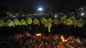 在克拉彭公园举行的萨拉·埃弗拉德守夜活动中，警察与哀悼者发生冲突