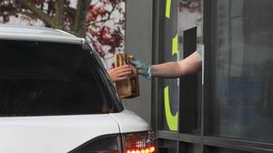 一名女子因违反封锁规定开车100英里去麦当劳而被罚款