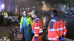 在排尿时落在阿姆斯特丹运河后，英国游客死亡