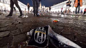 在意大利出发的鞭炮爆竹后恐慌的足球迷引起踩踏事件