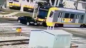 宝马司机造成与La Metro火车全速碰撞的全速碰撞