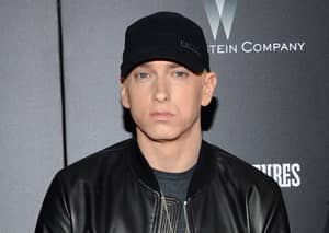 盖伊（Guy）试图在Tinder上使用Eminem的Stan歌词来接女孩
