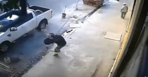 抢劫犯试图抢劫男子，男子向抢劫犯开枪三次