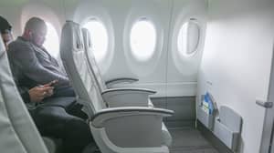 乘客受到乘务员的厚脸型回应窗口座椅请求