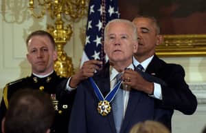 奥巴马总统惊喜Joe Biden与自由的奖牌区分