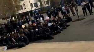 学生舞台抗议学校的新“种族主义”统一政策