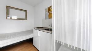 伦敦公寓出售200,000英镑有浴室旁边的厨房炉灶