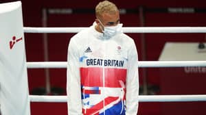 奥林匹克拳击手本·惠特克（Ben Whittaker）拒绝在讲台上戴银牌