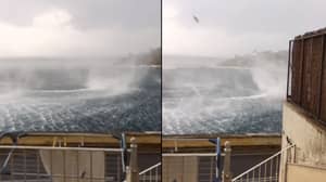 英国游客在科孚岛的酒店外捕捉到巨大的漩涡