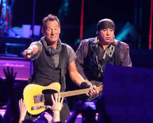 布鲁斯·斯普林斯汀（Bruce Springsteen）以惊人的“紫色雨”封面向王子致敬