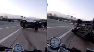 一名摩托车手被一辆可怕的SUV撞飞，差点受重伤
