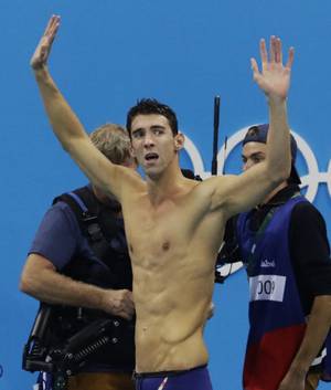 当他赢得他的最后一枚黄金时，所有时间的最伟大的游泳运动员'迈克尔菲尔普斯的情感告别