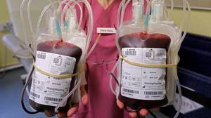 10岁的人揭示了你如何献血有助于让他活着
