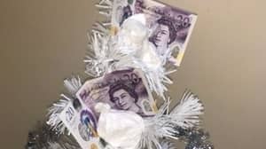圣诞树的图片装饰有20英镑的笔记和毒贩手机上的白色粉末