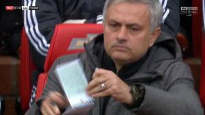 穆里尼奥在曼联对利物浦的比赛中做了心理笔记