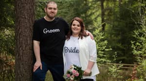 夫妇唐包紧牛仔裤和个性化的T恤婚礼，帮助节省13万英镑