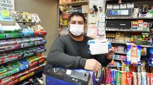 售卖冠状病毒口罩的店主警告顾客“不要死，请购买”