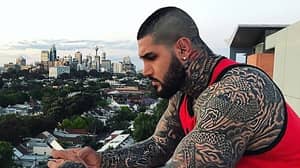 严重纹身澳大利亚instagram明星揭示了他最大的遗憾