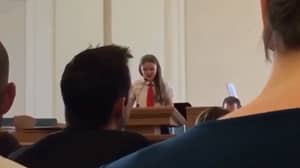 12岁女孩在教堂出来，却被要求坐下