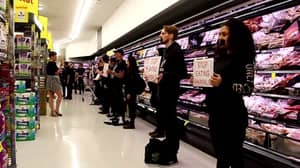 素食抗议者席卷超市，试图阻止顾客购买肉类
