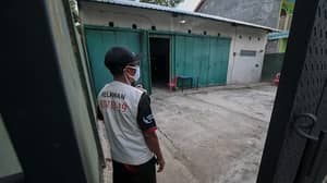 冠状病毒检疫破碎机锁定在印度尼西亚的“闹鬼的房屋”