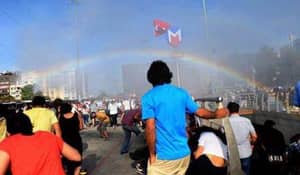 警察在土耳其爆炸着骄傲的游行，不小心创造彩虹