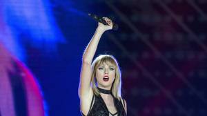Taylor Swift为2017年MTV EMAS引导提名