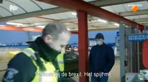 荷兰官员接受司机火腿三明治时表示“欢迎脱欧”