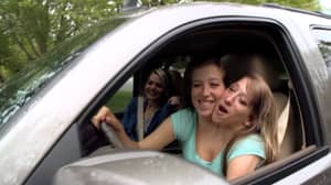 连体双胞胎姐妹解释他们如何开车