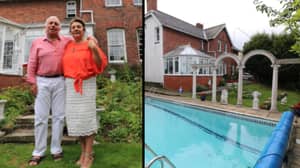 一对夫妇正在抽奖出售他们的带游泳池的大房子，仅售10英镑