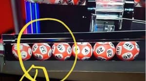 人们估计这个彩票球有两个不同的数字